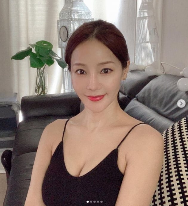 미나, 은근한 노출속에 드러난 볼륨감...곧 반백살인데[TEN★]