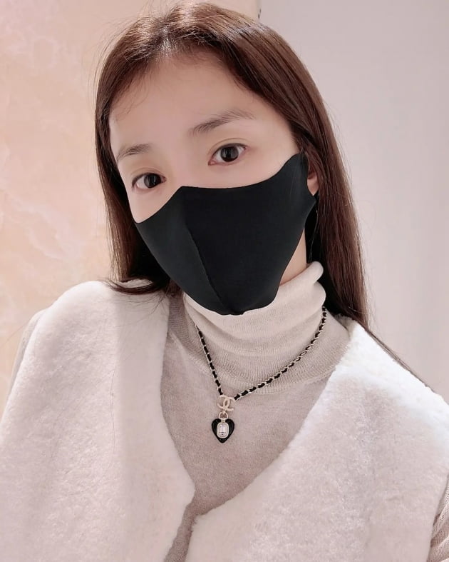 '외식사업가♥' 이시영, 95만원짜리 C사 신상 목걸이로 FW룩 완성 [TEN★]