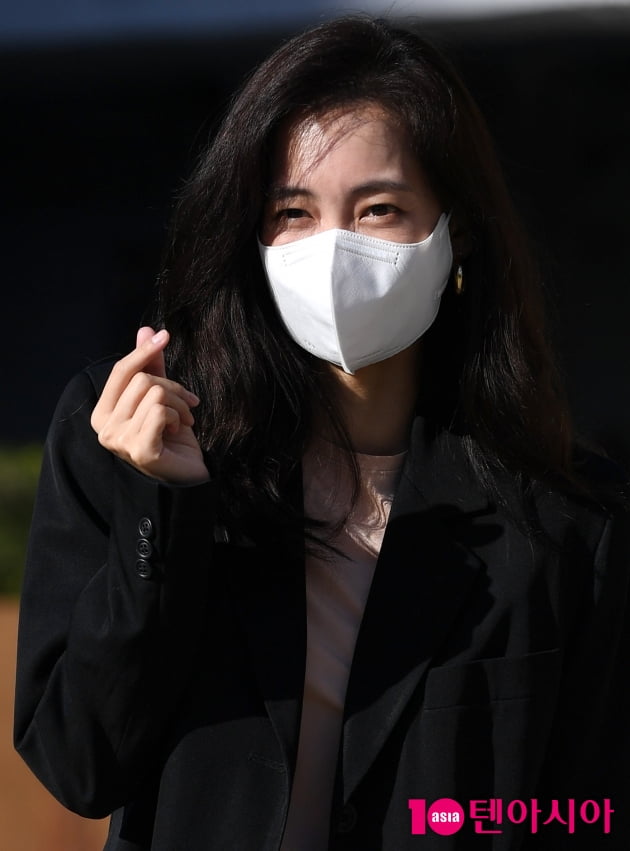 [TEN 포토] 신현빈 '수줍은 하트'