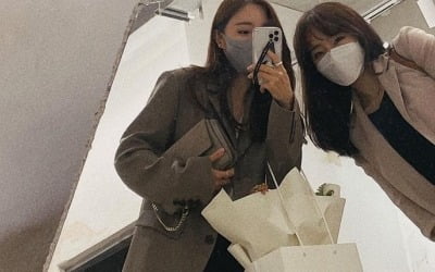 '박성광♥' 이솔이, 성수동 핫플 데이트 "커피숍에 침대는 왜" [TEN★]