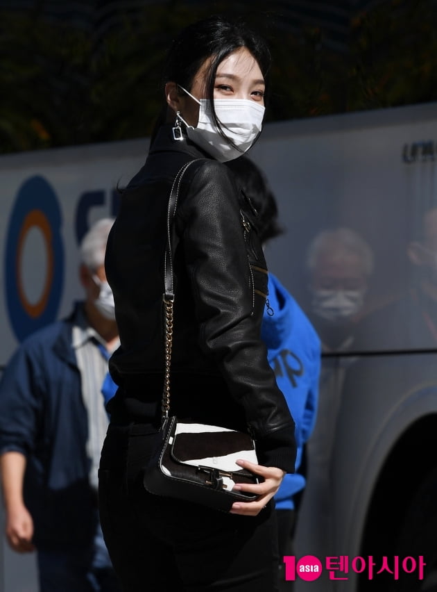 [TEN 포토] 레드벨벳 조이 '뒤돌아 보면 심쿵'