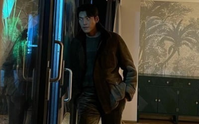 김우빈, 어딜 보는 거야? ♥신민아 기다리나 [TEN★]
