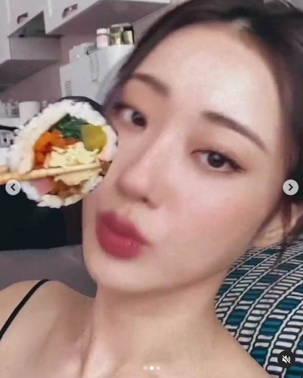 경리, 섹시한 레드립..."예쁜 날은 약속 없는 게 국룰"[TEN★]