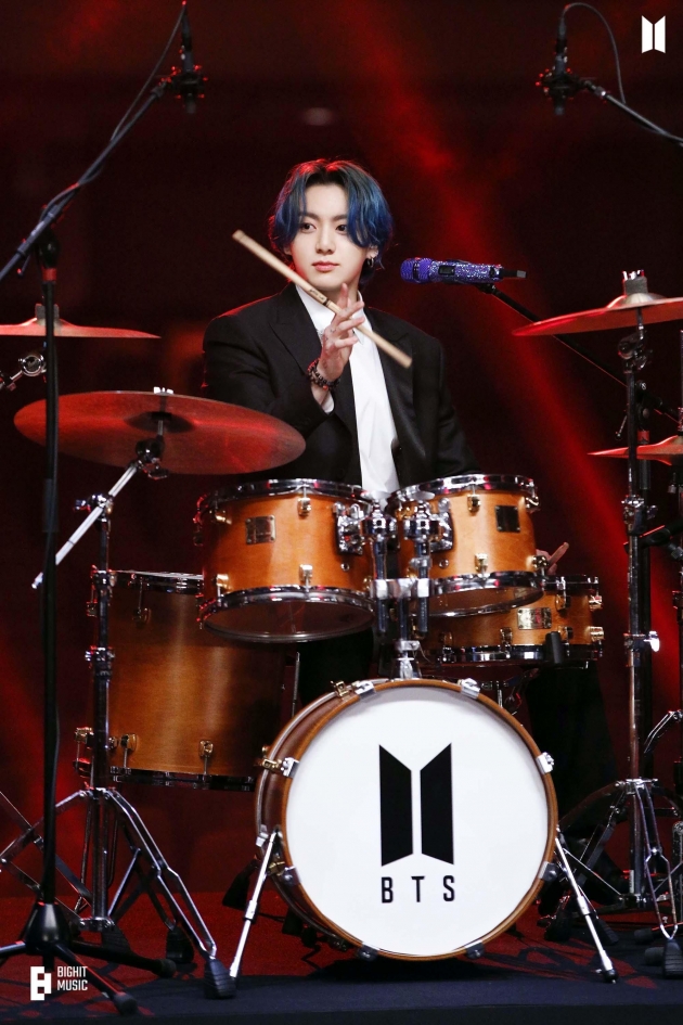"神적인 존재"…방탄소년단 정국, 노래·춤·랩 다 되는 '트리플 스레트'