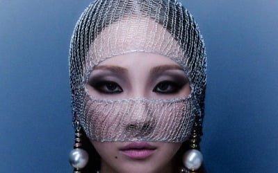 CL, 퀸이 돌아온다…'ALPHA'로 뽐낸 독보적 아우라