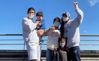 정조국♥김성은, 애 셋과 온가족 여행 "시간아 멈춰라!"…타이머 단체사진 성공 [TEN★]