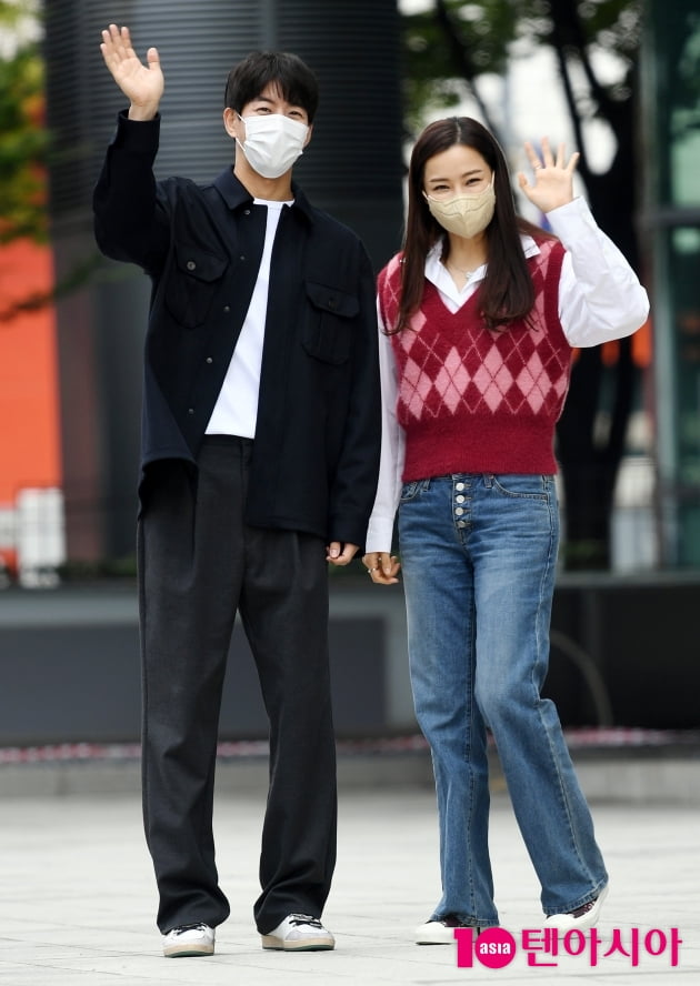 [TEN 포토] 이상윤-이하늬 '선남선녀 인사'