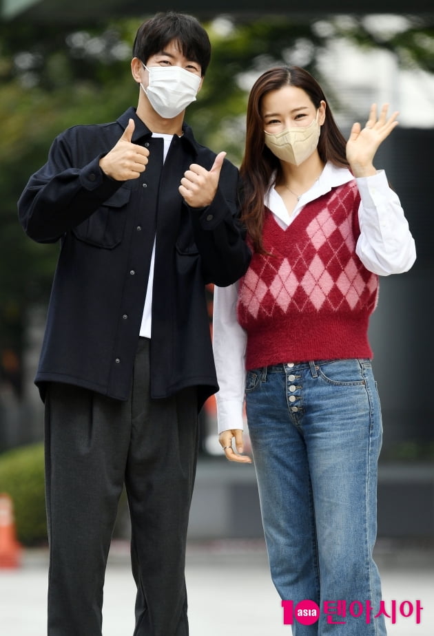 [TEN 포토] 이상윤-이하늬 '라디오 마치고 나왔어요'