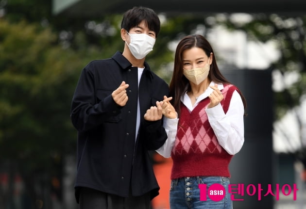 [TEN 포토] 이상윤-이하늬 '원더우먼 커플 사랑의 하트'