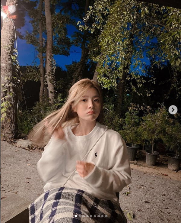벤, 긴 생머리로 미모 UP...귀여운 표정은 덤[TEN★]