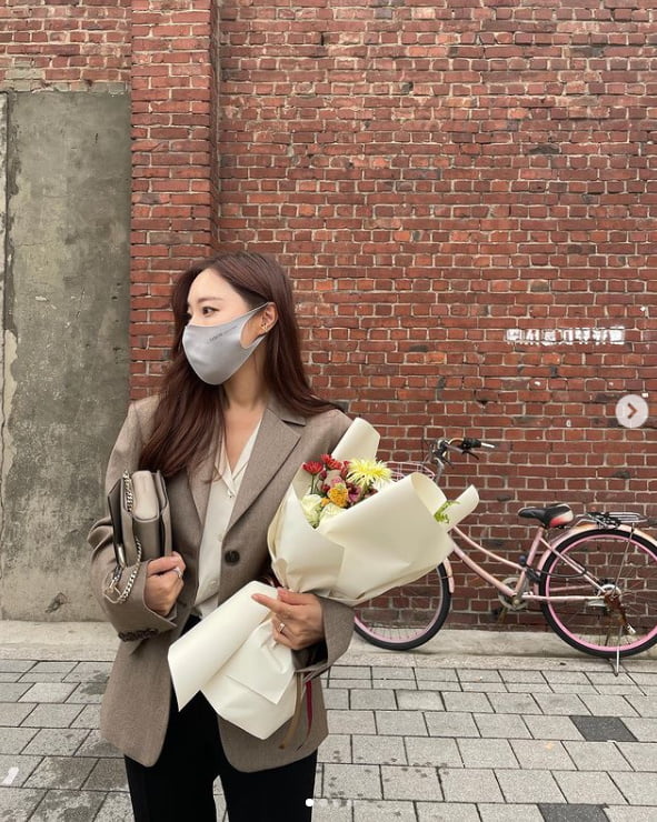 이솔이, ♥박성광이 꽃 줬나?...졸업하는 대학생 같아[TEN★]