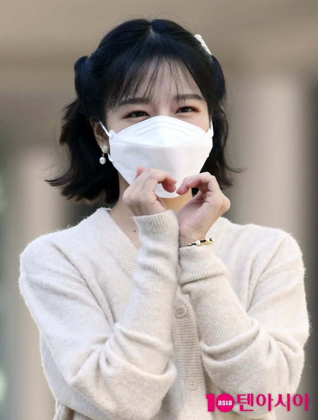 [TEN 포토] 조유리 '미모만큼 아름다운 쪼꼬미 하트 '