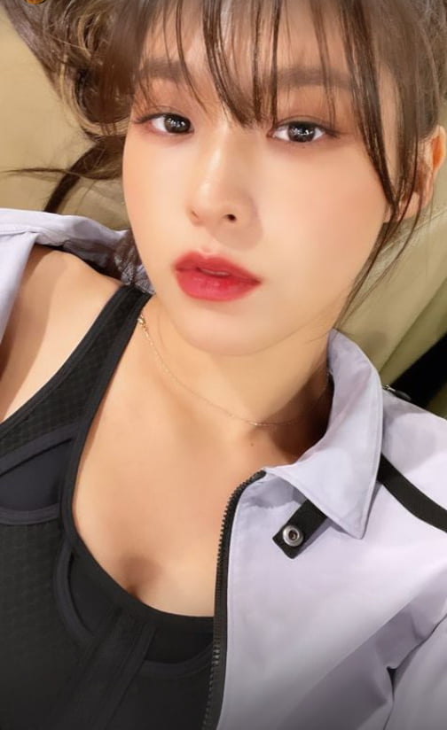 설현, 빛나는 미모에 눈이 부셔...섹시한 레드립[TEN★]