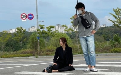 '인교진♥' 소이현 "너가 있어 든든"…우산 씌워 주는 배려에 '쌍하트' [TEN★]