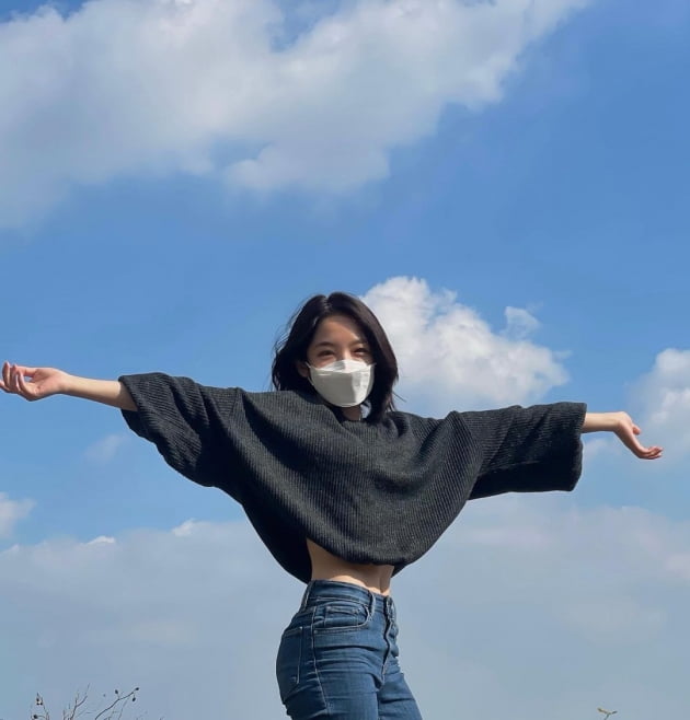 서신애, 니트 사이로 드러난 한 줌 허리…가을 하늘 만끽 [TEN★]