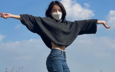 서신애, 니트 사이로 드러난 한 줌 허리…가을 하늘 만끽 [TEN★]