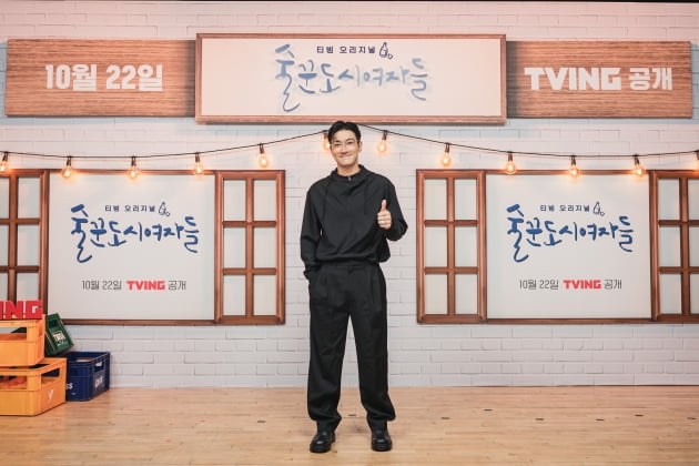'술꾼도시여자들'에서 최시원은 괴짜 마이웨이 예능 PD 강북구로 나온다. /사진제공=티빙
