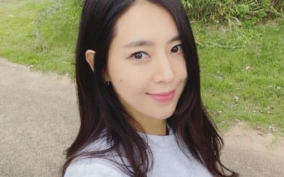 '차세찌♥' 한채아, "볼에 모기야?" 공원 나들이에 절묘한 순간 포착 [TEN★]