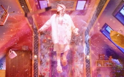 분홍색 우주 속 아이유…'스트로베리 문' MV 티저 공개