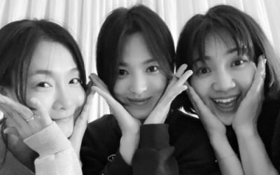 송혜교, 얼굴이 손바닥보다 작네… 박효주X최희서와 '꽃밭침' [TEN★]