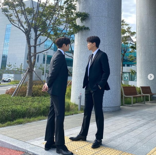 비, 완벽한 수트핏...유이 "두분의 사랑에 응원"[TEN★]
