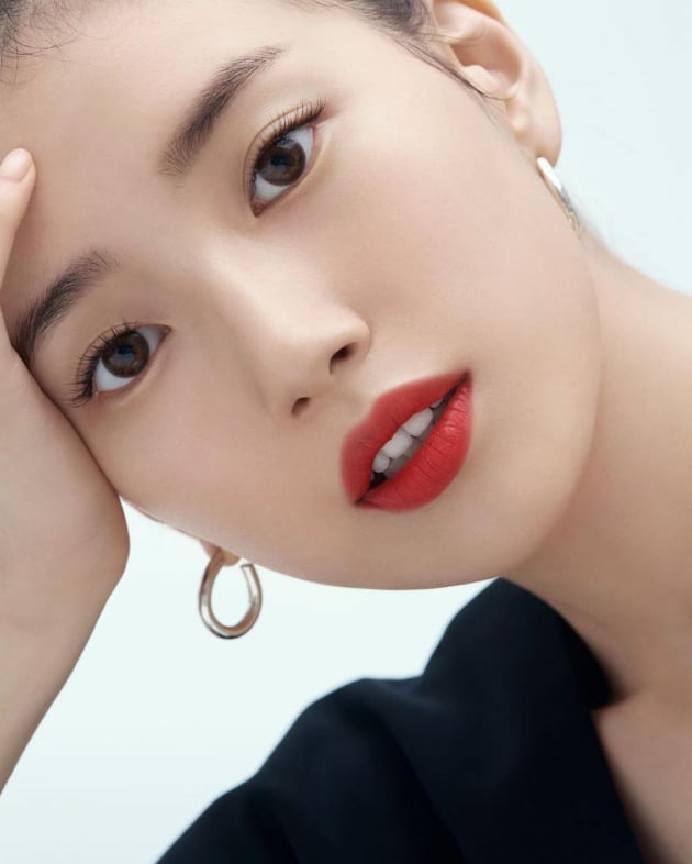 수지, 초근접샷에도 자신감 넘치는 '피부 미인'…"메이크업 이쁘지?" [TEN★]