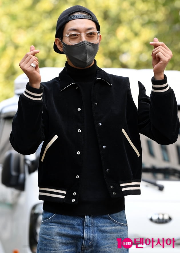 [TEN 포토] 씨엔블루 이정신 '멋진 하트 날려요'