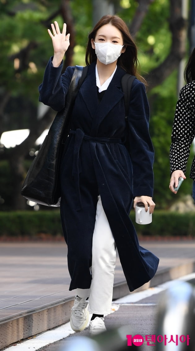 [TEN 포토] 다비치 강민경 '롱코트 휘날리며 출근'