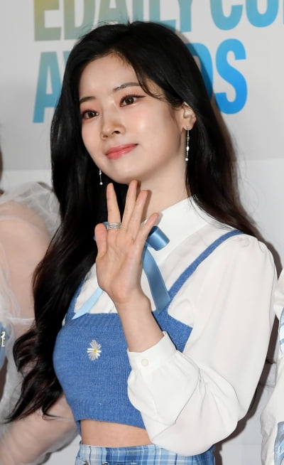 [TEN 포토] 트와이스 다현 '손 흔드는 인형'