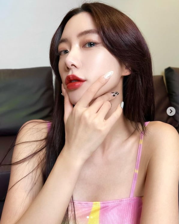 클라라, 차원이 다른 미모...치명적인 레드립[TEN★]