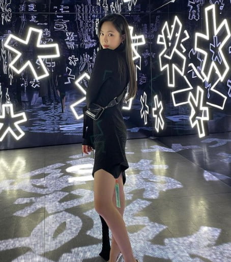 손나은, 한쪽 다리 올리고 꽃받침까지 '신났네' [TEN★]