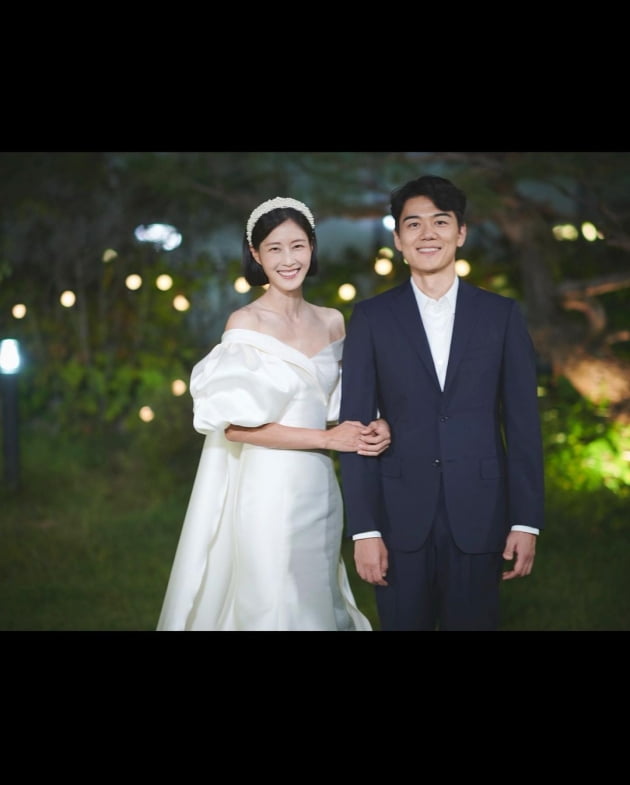 이현이♥홍성기, "9주년 결혼기념일" 리마인드 웨딩…S전자 남편도 모델 비주얼 [TEN★]