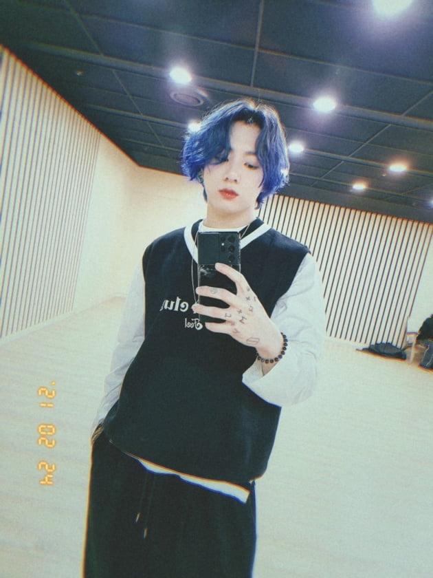 방탄소년단 정국 美 NBC '선데이 나이트 풋볼' 공계 등장 "더 끝내주는 블루 헤어는?"