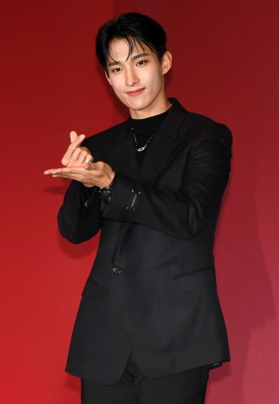 [TEN 포토] 세븐틴 도겸 '두 손 모아 하트 드려요'