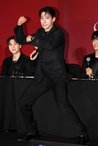 [TEN 포토] 세븐틴 도겸 '포인트 안무는 이렇습니다'