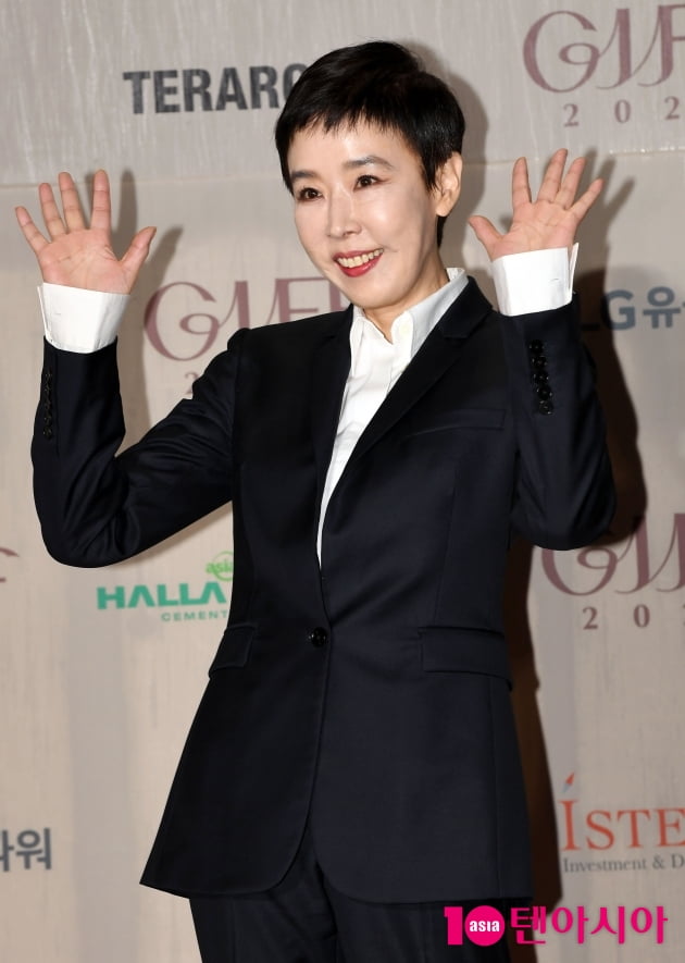 [TEN 포토] 강수연 '세월을 거스리는 미모'