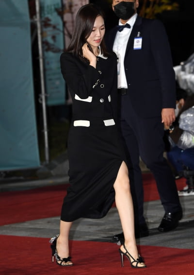 [TEN 포토] 한예리 '아찔한 옆트임'