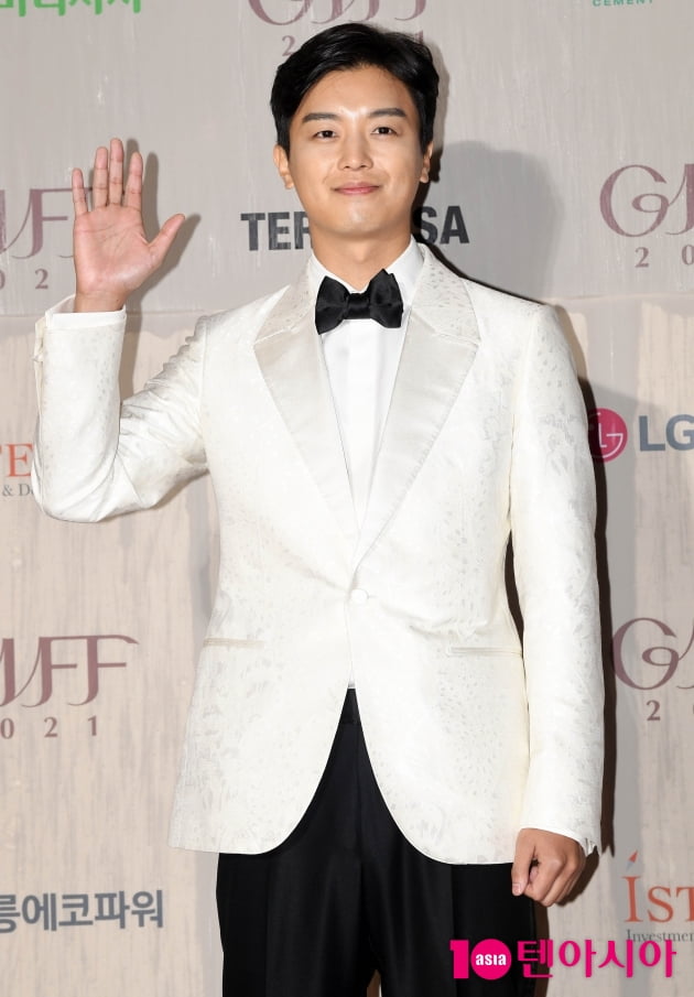 [TEN 포토] 연우진 '훈남의 손인사'