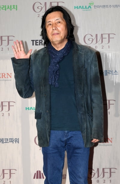 [TEN 포토] 이창동 감독 '시크한 인사'
