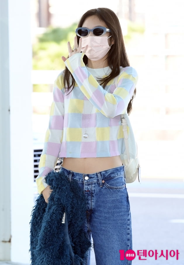 [TEN 포토] 블랙핑크 제니 '청순미 가득한 손인사'