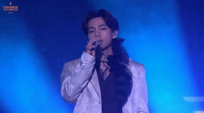 방탄소년단 뷔, 부상으로 앉아서 무대 "리허설 중 실수, 괜찮으니 아미 걱정마"