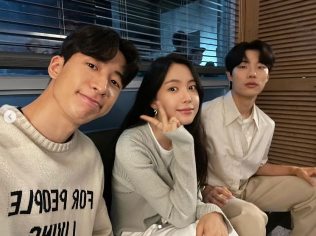 손나은, 류준열x류수빈 마지막 기념촬영...강민딱 안녕[TEN★]