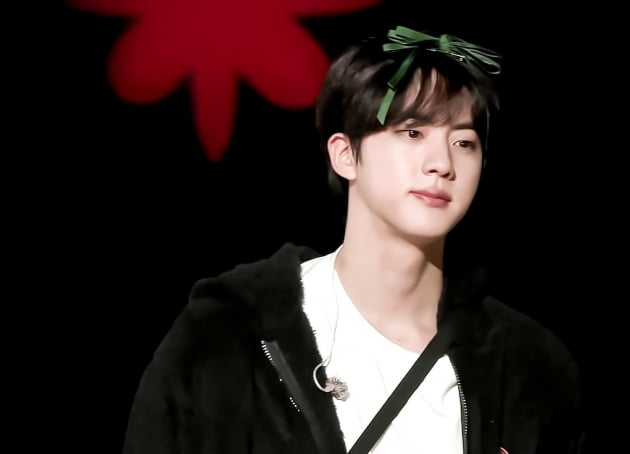 방탄소년단 진, 소문난 팬 사랑꾼이 전한 뜻깊은 선물