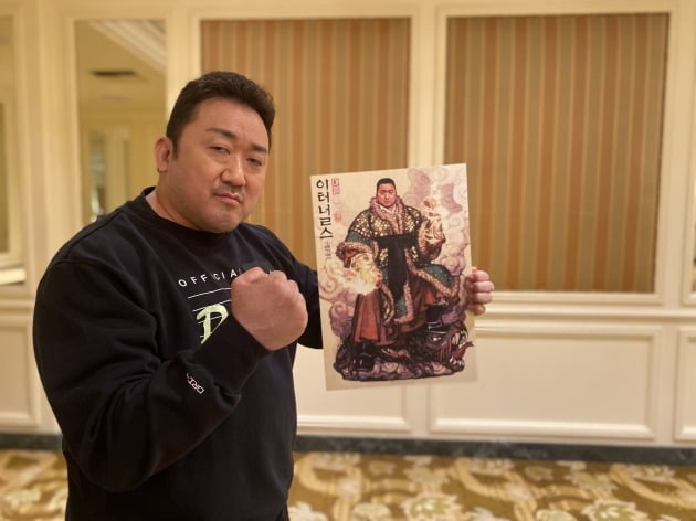 영화 '이터널스' 길가메시 한국화 포스터의 인증샷을 찍은 배우 마동석. / 사진제공=월트디즈니컴퍼니 코리아