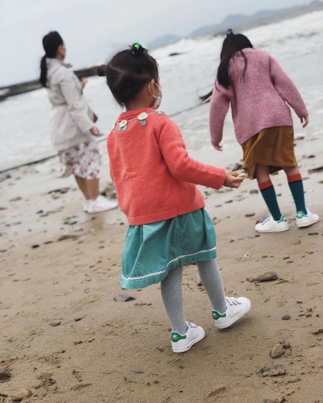 유진♥기태영 딸 로희·로린, '미모 유전자' 그대로 물려받았네…부쩍 자란 모습 [TEN★]