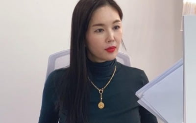 '한방병원장♥' 장영란, 짙은 염색 머리+레드 립스틱의 "바쁜 워킹맘"…진지한 눈빛[TEN★]