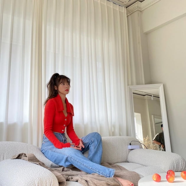 설현, 씹던 껌 있던 입 벌리고 놀란 표정…잘록한 허리가 더 얇아졌네 [TEN★]