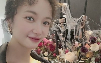 '둘째 임신' 황정음, 핼로윈 파티 분위기 만끽…♥이영돈과 재결합 후 미소 만개 [TEN★]