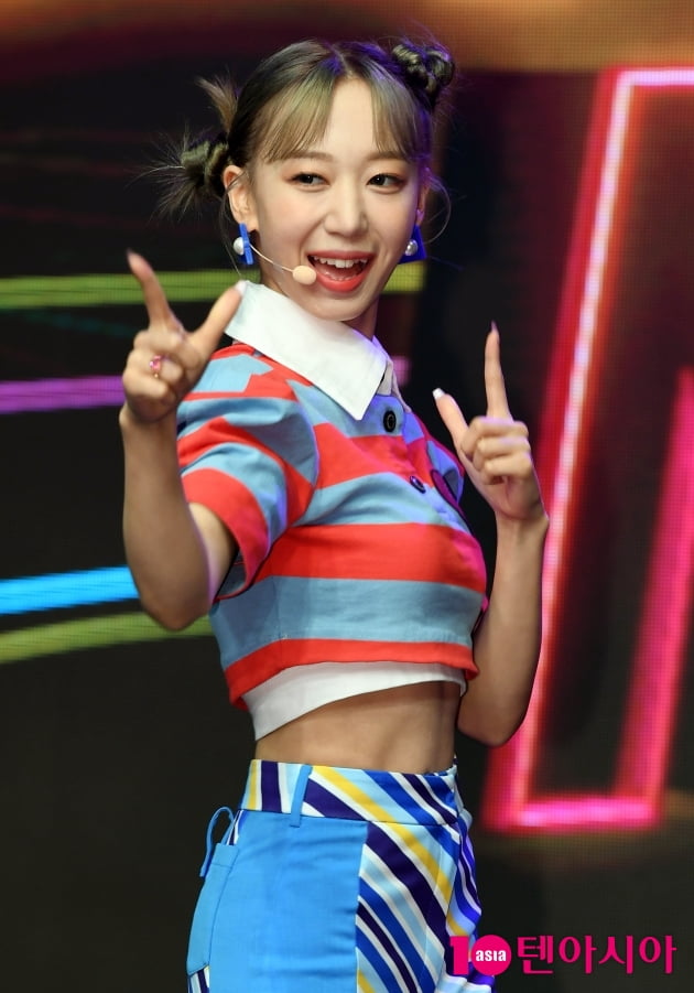 [TEN 포토] 시크릿넘버 주 '뒤돌아 보면 심쿵'
