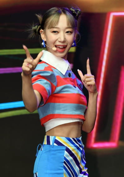 [TEN 포토] 시크릿넘버 주 '뒤돌아 보면 심쿵'